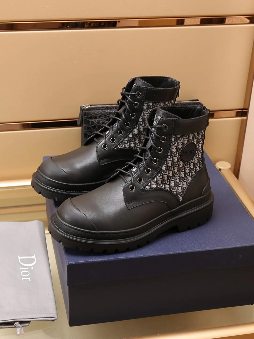 Factory P500 men's shoes 💰 [Dior] Dior high-top casual shoes 🇺🇸 are on sale at the same time, top purchasing Italian original · brand totem cloth sewn with brand cloth label · equipped with first-layer cowhide · (totem cloth High-end, extravagance, and class) Exquisite workmanship (original lining) Sole: Original factory special outsole ⚠️Outsole. Comfortable, wear-resistant, non-slip, real photoshoot🎬The real thing is more beautiful🔍Number: 38-46【45 46 Customized items are non-returnable]